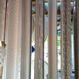Phào chỉ xi măng đúc sẵn xếp thành hàng tại xưởng